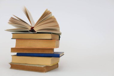 Beyaz arkaplan üzerine kitap yığını
