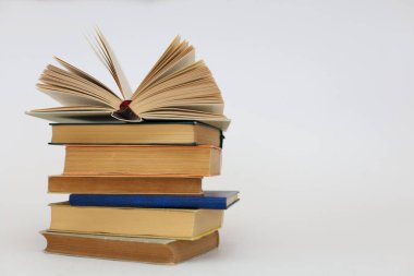 Beyaz arkaplan üzerine kitaplar
