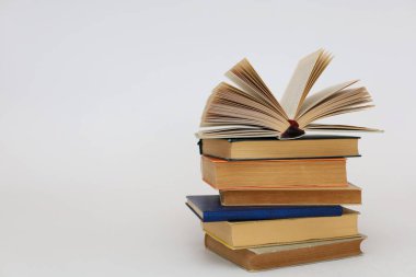 Beyaz arkaplan üzerine kitap yığını