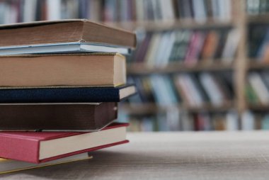 Kütüphanede bir yığın kitap