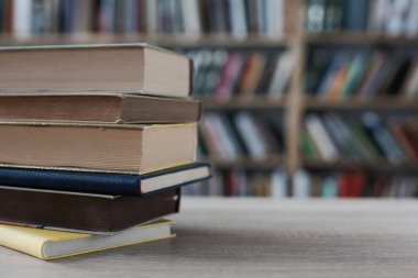 Kütüphanede kitap yığını