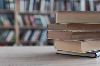 Kitap yığını, edebiyat, edebiyat, eğitim ve kütüphane kavramı, kopyalama alanı