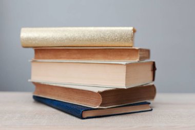 Masada yığınla kitap var.