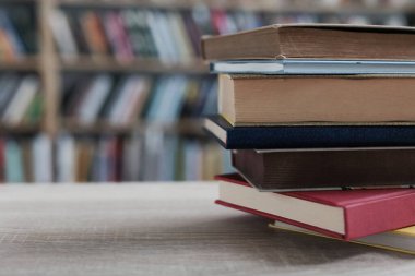 Masada bir yığın kitap