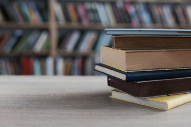 Kitaplar, ahşap masadaki ciltli kitaplar. Okul kütüphanesi geçmişi. Boşluğu kopyala