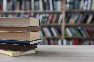 Masada yığınla kitap var.