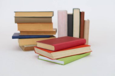 Beyaz arkaplan üzerine kitap yığını