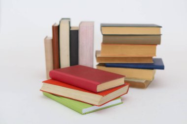 Beyaz arkaplan üzerine kitap yığını