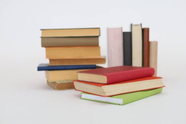 Beyaz arkaplan üzerine kitaplar