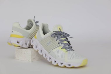 Vrgorac, Hırvatistan, 25.03.2025. Atletik Ayakkabılar Kadın Bulutları 'nda, beyaz arka planda spor ayakkabıları. Spor ve spor konsepti. Kapat. Adidas, spor ayakkabı, Nike ve spor ayakkabıları arka planda, spor ayakkabı, Nike ve spor ayakkabıları 