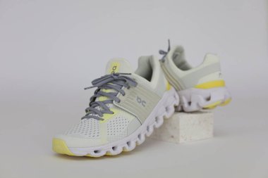 Vrgorac, Hırvatistan, 25.03.2025. Atletik Ayakkabılar Kadın Bulutları 'nda, beyaz arka planda spor ayakkabıları. Spor ve spor konsepti. Kapat. Adidas, spor ayakkabı, Nike ve spor ayakkabıları arka planda, spor ayakkabı, Nike ve spor ayakkabıları 