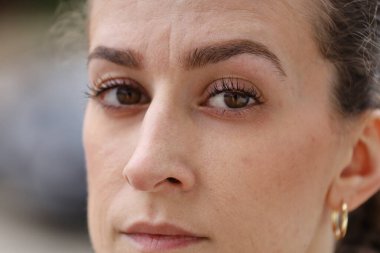 Vrgorac, Hırvatistan, 28.03.2025. Güzel gözlü genç bir kızın portresi, güzel gözlü bir kadın