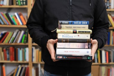 Vrgorac, Hırvatistan, 29,03,2025. Üniversite kütüphanesinde elinde kitap tutan genç bir öğrenci, kütüphanede kitap okuyor.