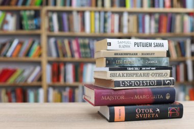 Vrgorac, Hırvatistan, 29,03,2025. Üniversite kütüphanesinde elinde kitap tutan genç bir öğrenci, kütüphanede kitap okuyor.