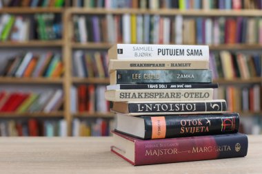 Vrgorac, Hırvatistan, 29,03,2025. Üniversite kütüphanesinde elinde kitap tutan genç bir öğrenci, kütüphanede kitap okuyor.