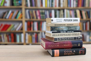 Vrgorac, Hırvatistan, 29,03,2025. Üniversite kütüphanesinde elinde kitap tutan genç bir öğrenci, kütüphanede kitap okuyor.