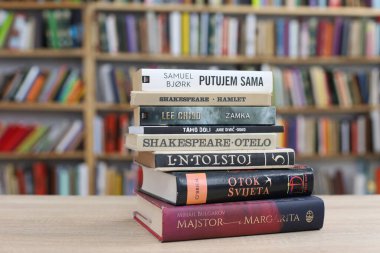 Vrgorac, Hırvatistan, 29,03,2025. Üniversite kütüphanesinde elinde kitap tutan genç bir öğrenci, kütüphanede kitap okuyor.