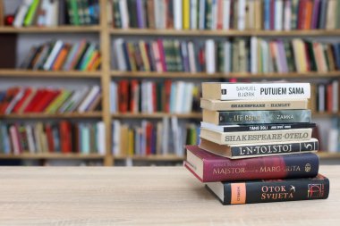 Vrgorac, Hırvatistan, 29,03,2025. Üniversite kütüphanesinde elinde kitap tutan genç bir öğrenci, kütüphanede kitap okuyor.