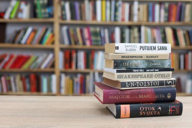 Vrgorac, Hırvatistan, 29,03,2025. Üniversite kütüphanesinde elinde kitap tutan genç bir öğrenci, kütüphanede kitap okuyor.