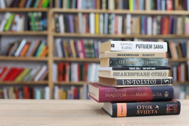 Vrgorac, Hırvatistan, 29,03,2025. Üniversite kütüphanesinde elinde kitap tutan genç bir öğrenci, kütüphanede kitap okuyor.