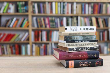 Vrgorac, Hırvatistan, 29,03,2025. Üniversite kütüphanesinde elinde kitap tutan genç bir öğrenci, kütüphanede kitap okuyor.