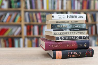 Vrgorac, Hırvatistan, 29,03,2025. Üniversite kütüphanesinde elinde kitap tutan genç bir öğrenci, kütüphanede kitap okuyor.