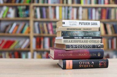 Vrgorac, Hırvatistan, 29,03,2025. Üniversite kütüphanesinde elinde kitap tutan genç bir öğrenci, kütüphanede kitap okuyor.