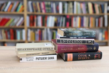 Vrgorac, Hırvatistan, 29,03,2025. Üniversite kütüphanesinde elinde kitap tutan genç bir öğrenci, kütüphanede kitap okuyor.