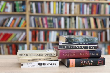 Vrgorac, Hırvatistan, 29,03,2025. Üniversite kütüphanesinde elinde kitap tutan genç bir öğrenci, kütüphanede kitap okuyor.