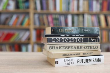 Vrgorac, Hırvatistan, 29,03,2025. Üniversite kütüphanesinde elinde kitap tutan genç bir öğrenci, kütüphanede kitap okuyor.