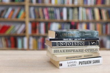 Vrgorac, Hırvatistan, 29,03,2025. Üniversite kütüphanesinde elinde kitap tutan genç bir öğrenci, kütüphanede kitap okuyor.