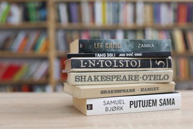 Vrgorac, Hırvatistan, 29,03,2025. Üniversite kütüphanesinde elinde kitap tutan genç bir öğrenci, kütüphanede kitap okuyor.