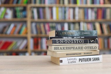 Vrgorac, Hırvatistan, 29,03,2025. Üniversite kütüphanesinde elinde kitap tutan genç bir öğrenci, kütüphanede kitap okuyor.