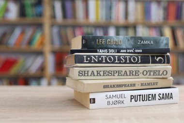 Vrgorac, Hırvatistan, 29,03,2025. Üniversite kütüphanesinde elinde kitap tutan genç bir öğrenci, kütüphanede kitap okuyor.