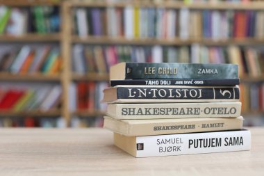 Vrgorac, Hırvatistan, 29,03,2025. Üniversite kütüphanesinde elinde kitap tutan genç bir öğrenci, kütüphanede kitap okuyor.