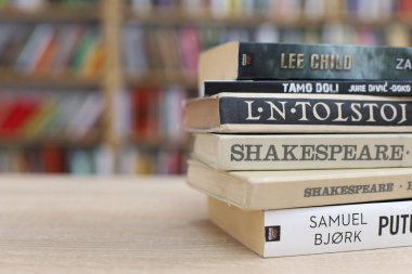 Vrgorac, Hırvatistan, 29,03,2025. Üniversite kütüphanesinde elinde kitap tutan genç bir öğrenci, kütüphanede kitap okuyor.