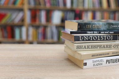 Vrgorac, Hırvatistan, 31,03,2025. Ünlü dünya yazarlarının kitapları kütüphanede, edebiyatta, romanlarda, kısa hikayelerde, şiirde, başyazıda