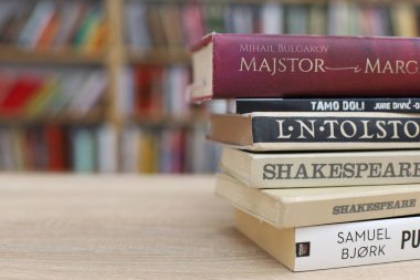 Vrgorac, Hırvatistan, 31,03,2025. Ünlü dünya yazarlarının kitapları kütüphanede, edebiyatta, romanlarda, kısa hikayelerde, şiirde, başyazıda