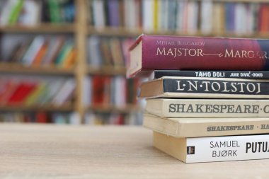 Vrgorac, Hırvatistan, 31,03,2025. Kütüphanede, edebiyatta, romanlarda, kısa hikayelerde, şiirde, başyazıda ve farklı dillerdeki gözlüklerde ünlü dünya yazarlarının kitapları.