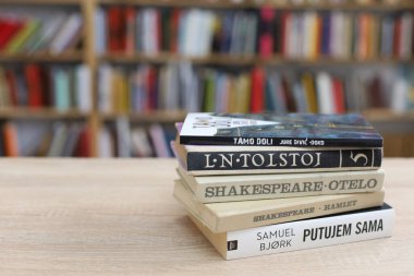 Vrgorac, Hırvatistan, 31,03,2025. Kütüphanede, edebiyatta, romanlarda, kısa hikayelerde, şiirde, başyazıda ve farklı dillerdeki gözlüklerde ünlü dünya yazarlarının kitapları.