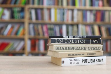Vrgorac, Hırvatistan, 31,03,2025. Kütüphanede, edebiyatta, romanlarda, kısa hikayelerde, şiirde, başyazıda ve farklı dillerdeki gözlüklerde ünlü dünya yazarlarının kitapları.