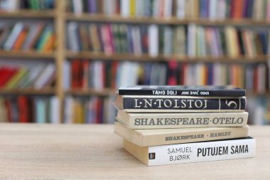 Vrgorac, Hırvatistan, 31,03,2025. Kütüphanede, edebiyatta, romanlarda, kısa hikayelerde, şiirde, başyazıda ve farklı dillerdeki gözlüklerde ünlü dünya yazarlarının kitapları.