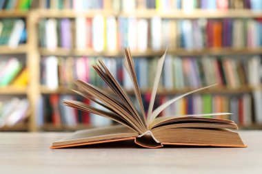 Siyah arka plan üzerine bir yığın kitap, düzgünce düzenlenmiş kitaplar. Kütüphanelerdeki rafların çoğunda kitabın omurgasında (numaralar, kodlar veya etiketler) net işaretler bulunan boy, konu veya türe göre düzenlenmiş kitaplar vardır. Kütüphaneler sessiz yerlerdir.