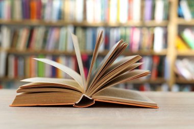 kitap ve gözlük tablo