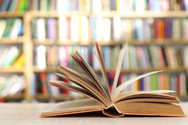 Bir sürü kitap ve eğitim geçmişi olan açık bir kitap. kopyalama alanı. okul arkaplanı.