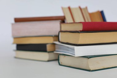 Kitaplar ahşap rafta. Düzgün sıralanmış kitaplar. Kütüphanelerdeki rafların çoğunda kitabın omurgasında (numaralar, kodlar veya etiketler) net işaretler bulunan boy, konu veya türe göre düzenlenmiş kitaplar vardır. Kütüphaneler sessiz yerlerdir.