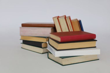 Şehirdeki kitap yığınları, okul kitapları, öğretmenlik, okul programı, akademik yıl, okul, sınıf, profesyonel öğretim