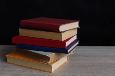 Kitaplar ahşap rafta. Düzgün sıralanmış kitaplar. Kütüphanelerdeki rafların çoğunda kitabın omurgasında (numaralar, kodlar veya etiketler) net işaretler bulunan boy, konu veya türe göre düzenlenmiş kitaplar vardır. Kütüphaneler sessiz yerlerdir.