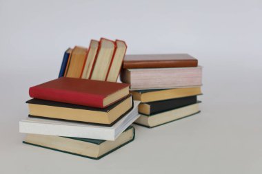 Kitaplar ahşap rafta. Düzgün sıralanmış kitaplar. Kütüphanelerdeki rafların çoğunda kitabın omurgasında (numaralar, kodlar veya etiketler) net işaretler bulunan boy, konu veya türe göre düzenlenmiş kitaplar vardır. Kütüphaneler sessiz yerlerdir.