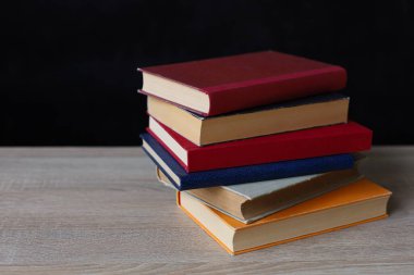 Kitaplar ahşap rafta. Düzgün sıralanmış kitaplar. Kütüphanelerdeki rafların çoğunda kitabın omurgasında (numaralar, kodlar veya etiketler) net işaretler bulunan boy, konu veya türe göre düzenlenmiş kitaplar vardır. Kütüphaneler sessiz yerlerdir.